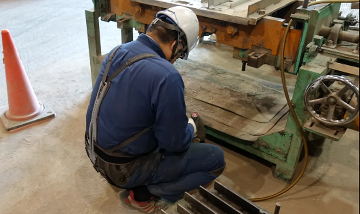 Trabajador en industria en posición forzada usando un exoesqueleto Support Jacket Bb+ Air